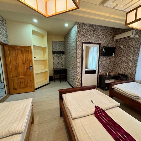 בוקורו Qamar Hotel מראה חיצוני תמונה