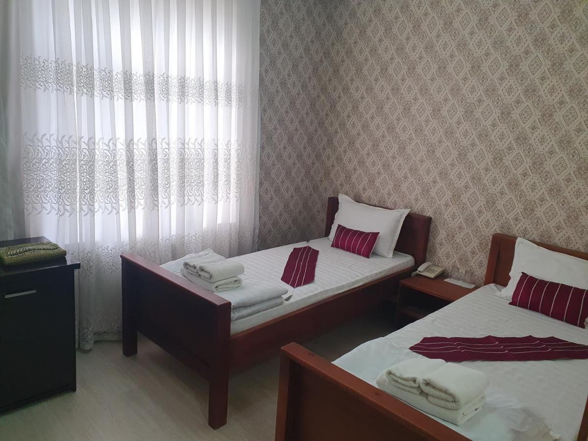 בוקורו Qamar Hotel מראה חיצוני תמונה