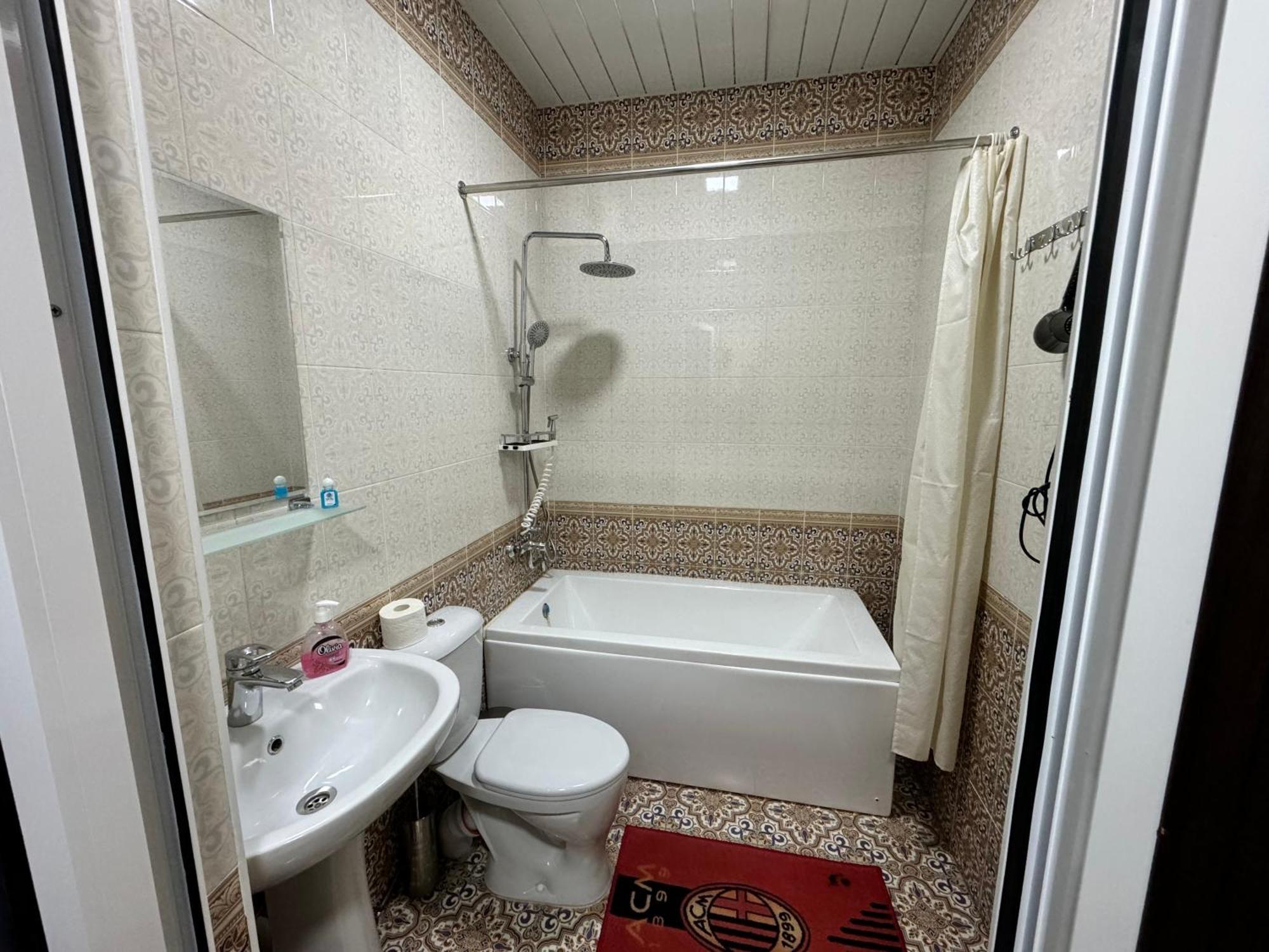 בוקורו Qamar Hotel מראה חיצוני תמונה