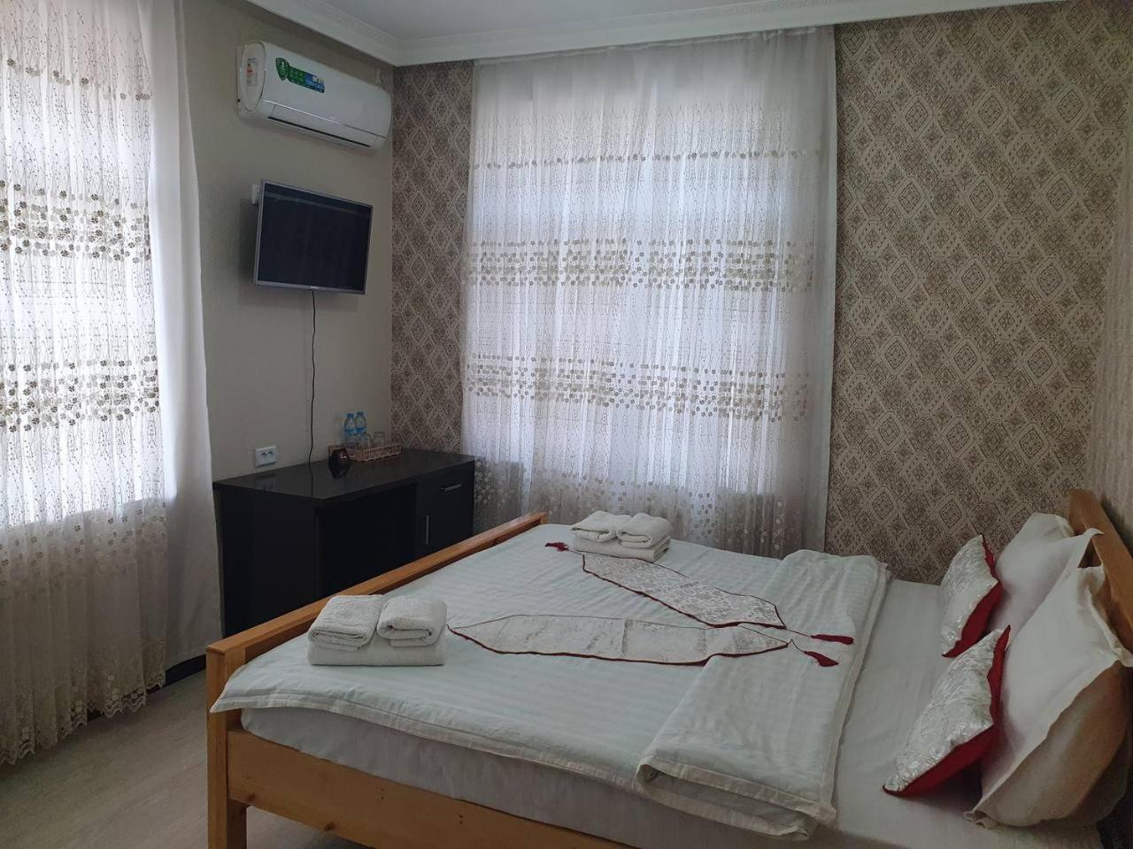 בוקורו Qamar Hotel מראה חיצוני תמונה