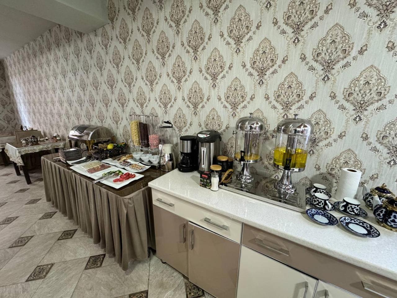 בוקורו Qamar Hotel מראה חיצוני תמונה