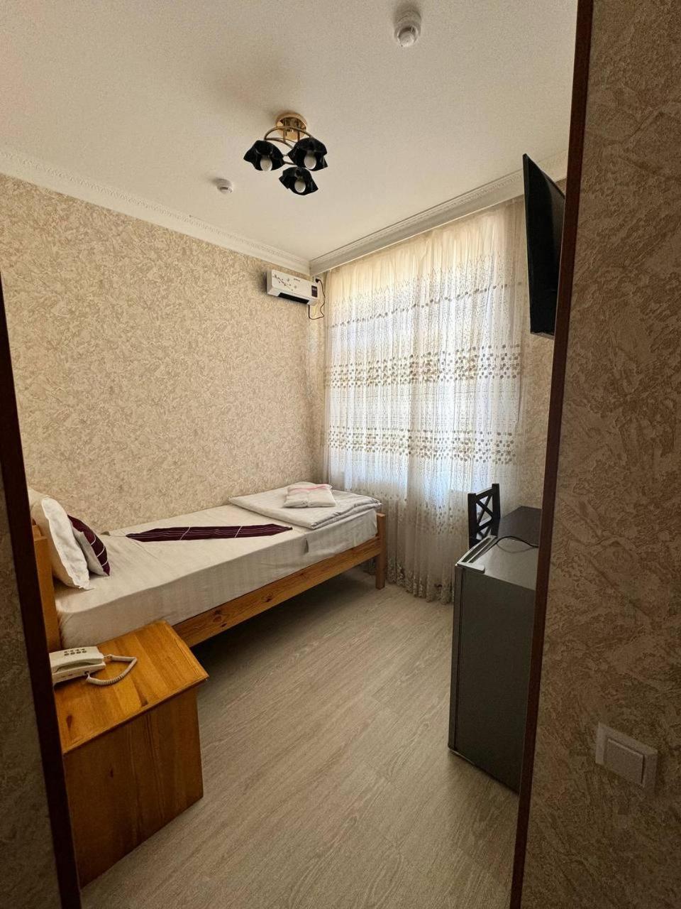 בוקורו Qamar Hotel מראה חיצוני תמונה