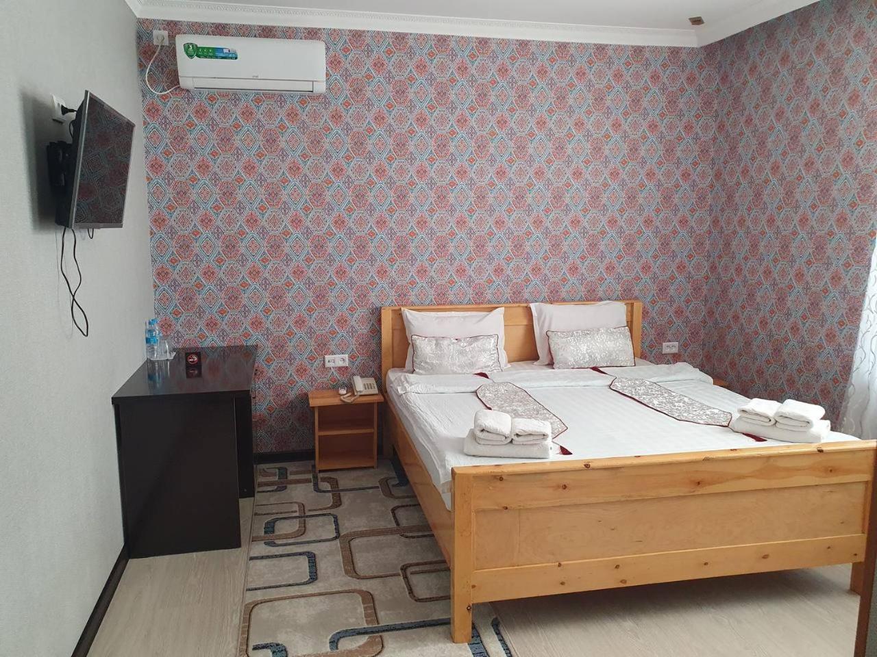 בוקורו Qamar Hotel מראה חיצוני תמונה