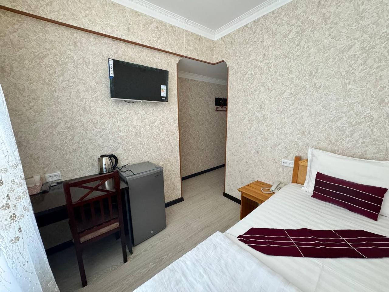 בוקורו Qamar Hotel מראה חיצוני תמונה