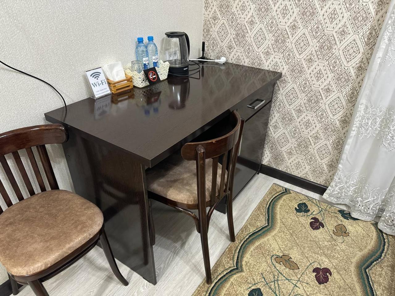 בוקורו Qamar Hotel מראה חיצוני תמונה